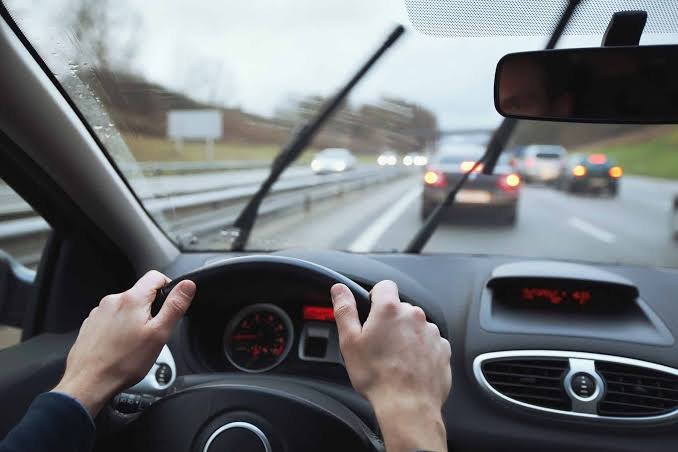 Direção na chuva: cuidados com pneus, visibilidade e segurança